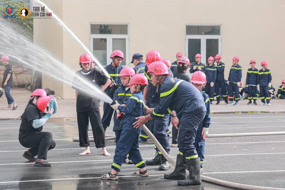 Giải pháp được nhiều phụ huynh lựa chọn là gửi con đến các trại hè do các cơ quan Nhà nước tổ chức. (Nguồn Trại hè Lính Cứu hỏa) 492777746-1827356237981429-4616863104092081662-n.jpg