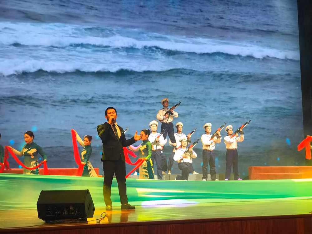 Biển đảo quê hương là một chủ đề được đề cập trong Ngày thơ Việt Nam năm 2025. Ảnh Tú Nhi 