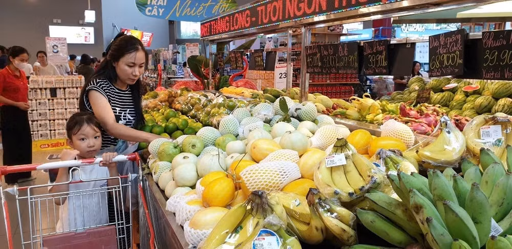 Cơ quan chức năng và các doanh nghiệp cần có những giải pháp mạnh mẽ và toàn diện hơn nhằm bảo vệ quyền lợi, sức khỏe của người tiêu dùng. (Ảnh Hải Nam)