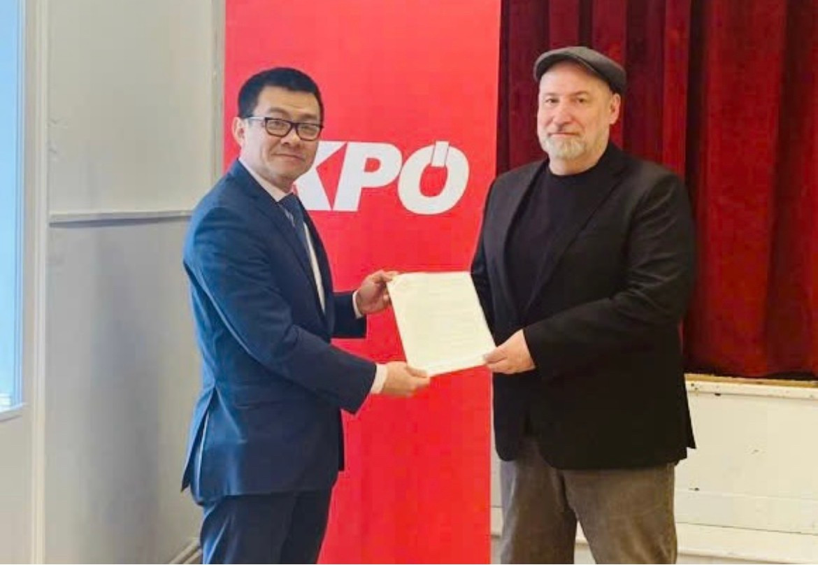 Đại sứ Vũ Lê Thái Hoàng trao Thư cảm ơn của Ban chấp hành Trung ương Đảng Cộng sản Việt Nam tới tay đồng chí Günther Hopfgartner Chủ tịch KPÖ.