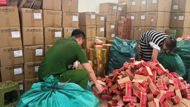 Cơ quan chức năng kiểm tra kho hàng của Công ty TNHH Hải Bé. (Ảnh: Công an Ninh Bình cung cấp)