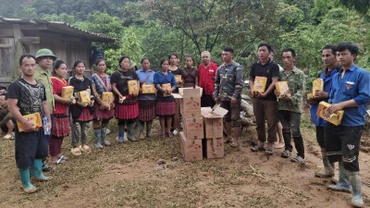 Đại diện Hội Chữ thập đỏ tỉnh Điện Biên trao hàng cứu trợ cho người dân. 