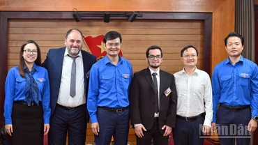 Các đồng chí Bùi Quang Huy, Guillermo Rehermann (lần lượt thứ 4 và 5 từ phải sang) cùng đại diện Đoàn Thanh niên Cộng sản Hồ Chí Minh và Đảng Cộng sản Uruguay tại buổi tiếp.