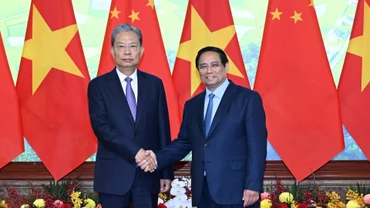 Thủ tướng Phạm Minh Chính và đồng chí Triệu Lạc Tế, Ủy viên Thường vụ Bộ Chính trị Trung ương Đảng Cộng sản Trung Quốc, Ủy viên trưởng Ủy ban Thường vụ Đại hội Đại biểu Nhân dân toàn quốc nước Cộng hòa nhân dân Trung Hoa.