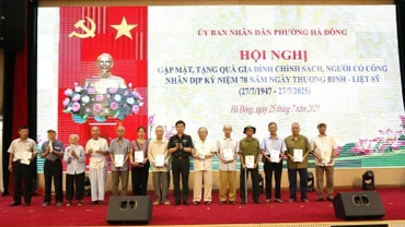 Học viện Quân y tặng quà cho các gia đình chính sách, người có công trên địa bàn phường Hà Đông, thành phố Hà Nội.