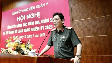 Trung tướng, Giáo sư, Tiến sĩ Nghiêm Đức Thuận, Bí thư Đảng ủy, Chính ủy Học viện Quân y phát biểu tại hội nghị.
