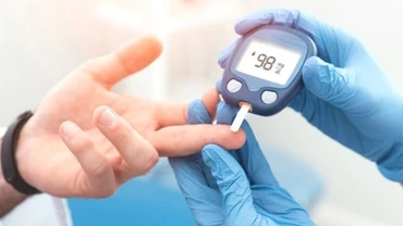 Viêm màng não có thể khởi phát nhanh và nguy hiểm hơn ở những người có bệnh nền mạn tính, đặc biệt là đái tháo đường và tăng huyết áp.