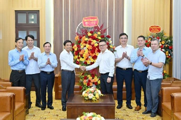 Đoàn đại biểu Tỉnh ủy Thanh Hóa do đồng chí Nguyễn Doãn Anh, Ủy viên Trung ương Đảng, Bí thư Tỉnh ủy Thanh Hóa làm trưởng đoàn đã tới thăm, chúc mừng Báo Nhân Dân. (Ảnh: THỦY NGUYÊN).