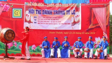 Hội thi đánh trống tế Yên Thành. (Ảnh: AN NAM)