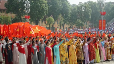 Khối văn hóa-thể thao diễu hành qua Quảng trường Ba Đình, Hà Nội sáng 2/9.