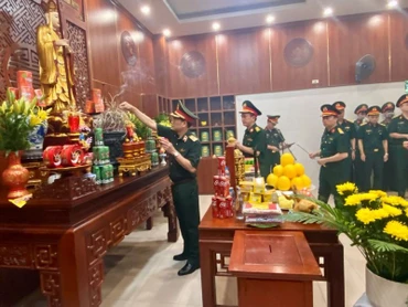 Các thế hệ thầy và trò của Học viện Quân y thành kính dâng hương, khắc cốt ghi tâm, thành kính tri ân nghĩa cử cao đẹp của ông Vũ Văn Lành.