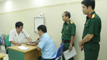 Khám, chữa bệnh cho quân nhân theo thẻ bảo hiểm y tế tại Bệnh viện Trung ương Quân đội 108. (Anh: ĐỨC THUẤN)