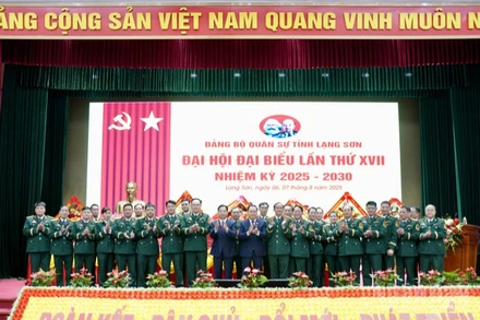 Lãnh đạo tỉnh Lạng Sơn, Ban Chấp hành Đảng bộ Quân sự tỉnh Lạng Sơn, nhiệm kỳ 2025-2030 và Đại biểu đi dự Đại hội cấp trên ra mắt Đại hội.