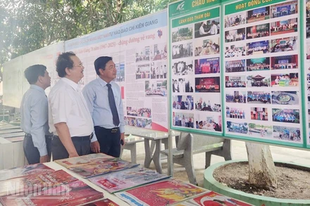 Đại biểu xem trưng bày những thành tựu của báo chí tỉnh Kiên Giang.