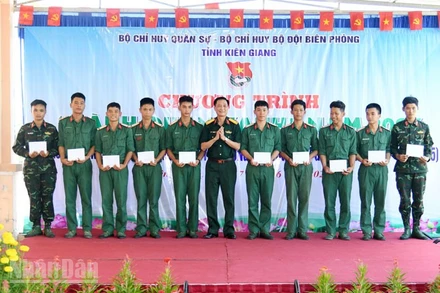 Đại tá Cao Minh Tâm, Phó Chính ủy Bộ Chỉ huy quân sự tỉnh Kiên Giang trao tặng quà cho cán bộ, chiến sĩ đại đội 6, Tiểu đoàn 519 có hoàn cảnh khó khăn. (Ảnh: PHƯƠNG VŨ).