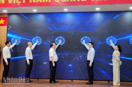 Các đại biểu thực hiện nghi thức bấm nút chính thức ra mắt nền tảng trực tuyến hỗ trợ ươm tạo khởi nghiệp sáng tạo tỉnh An Giang.