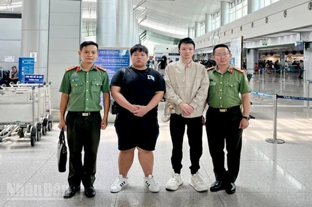 Lực lượng Công an tỉnh An Giang đã đưa hai công dân Trung Quốc có hành vi nhập cảnh trái phép vào Việt Nam đến Cảng hàng không quốc tế Tân Sơn Nhất để thực hiện thủ tục trục xuất về nước.