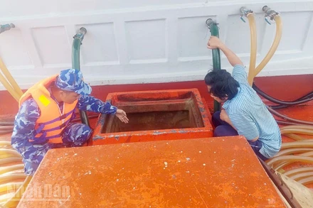 Lực lượng chức năng Cảnh sát biển kiểm tra hàng hóa vi phạm.