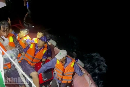 Cán bộ, chiến sĩ Tàu CSB 3008 đưa các ngư dân bị nạn lên tàu Cảnh sát biển.