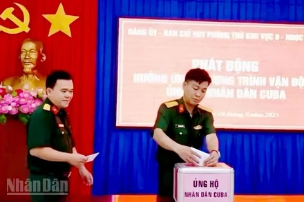 Cán bộ, chiến sĩ Ban Chỉ huy Phòng thủ khu vực 6-Ngọc Chúc quyên góp ủng hộ nhân dân Cuba. (Ảnh: PHƯƠNG VŨ)