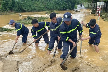 Lực lượng Cảnh sát Phòng cháy, chữa cháy và cứu nạn, cứu hộ Công an tỉnh Lạng Sơn đang khơi thông dòng chảy, giảm ngập úng cục bộ. (Ảnh : Công an tỉnh Lạng Sơn)
