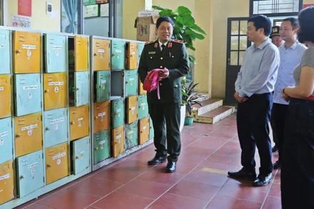 Đoàn công tác của Bộ Công an kiểm tra thực trạng tại Trường Mầm non Hoàng Văn Thụ.