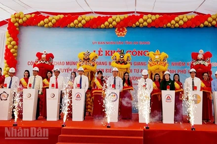 Lãnh đạo tỉnh An Giang, chính quyền địa phương có dự án, chủ đầu tư, nhà thầu thực hiện nghi thức khởi công Dự án đầu tư xây dựng công trình cầu trên tuyến đường bộ ven biển kết nối từ xã Tây Yên đến phường Rạch Giá. 