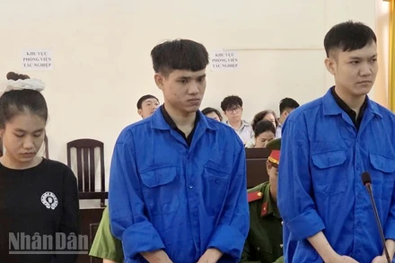 Các bị cáo: Phan Thành Thuận, Võ Minh Thành và Trần Ngọc Thảo (từ phải sang) tại phiên tòa. (Ảnh: VĂN VŨ)