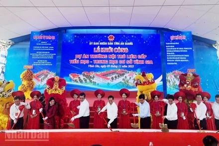 Phó Thủ tướng Bùi Thanh Sơn và các đồng chí lãnh đạo Bộ Giáo dục và Đào tạo, tỉnh An Giang thực hiện nghi thức khởi công công trình Trường nội trú liên cấp tiểu học-trung học cơ sở Vĩnh Gia. 