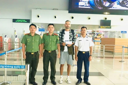 Phòng Quản lý xuất nhập cảnh Công an tỉnh An Giang phối hợp Vùng Cảnh sát biển 4 hỗ trợ đưa ông Oleksandr Kyselytisa làm thủ tục xuất cảnh tại sân bay Phú Quốc.