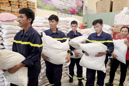 Đoàn viên thanh niên Công an tỉnh An Giang tập kết hàng hoá cứu trợ đồng bào miền trung.