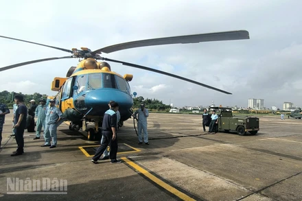 Máy bay trực thăng của Bộ Quốc phòng lên đường cứu trợ tỉnh Lạng Sơn. (Ảnh: TRƯỜNG SƠN)