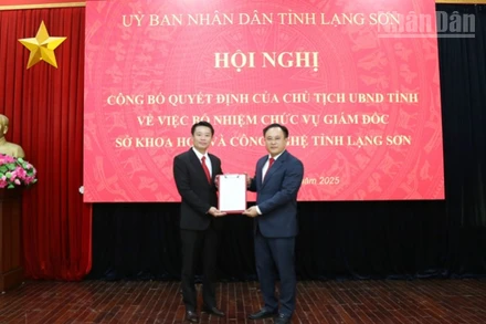 Đồng chí Nguyễn Quang Huy, Tỉnh ủy viên, Giám đốc Sở Khoa học và Công nghệ tỉnh Lạng Sơn nhận quyết định từ Phó Chủ tịch Ủy ban nhân dân tỉnh Lạng Sơn.