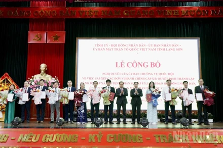 Các đồng chí Bí thư xã, phường tại Lạng Sơn nhận quyết định thực hiện nhiệm vụ từ ngày 1/7/2025.