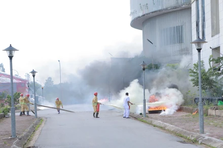 Các lực lượng tham gia dập tắt các đám cháy trong buổi thực tập.