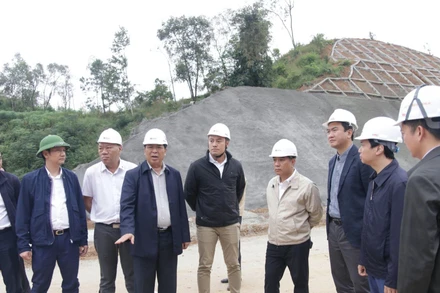 Đồng chí Trần Hồng Minh, Ủy viên Trung ương Đảng, Bộ trưởng Xây dựng kiểm tra tại dự án cao tốc Hữu Nghị-Chi Lăng (Lạng Sơn).