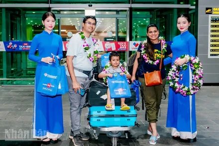 Gia đình du khách Ấn Độ được chào đón ở Phú Quốc.