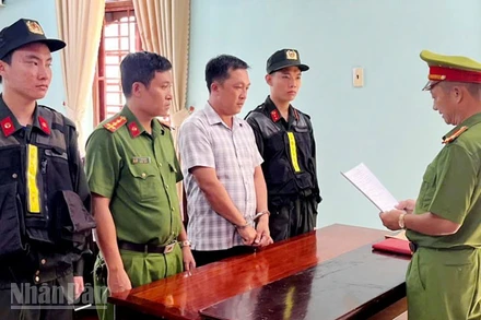 Công an tống đạt các Quyết định khởi tố vụ án, khởi tố bị can đối với Tô Hoàng Dũ. (Ảnh: Cổng thông tin điện tử Công an An Giang)