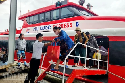 Hành khách đi tàu cao tốc Phú Quốc Express đến Phú Quốc.