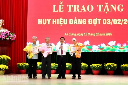 Ủy viên Trung ương Đảng, Bí thư Tỉnh ủy An Giang Nguyễn Tiến Hải trao Huy hiệu Đảng cho các đồng chí cao niên tuổi Đảng. (Ảnh: PHƯƠNG VŨ).