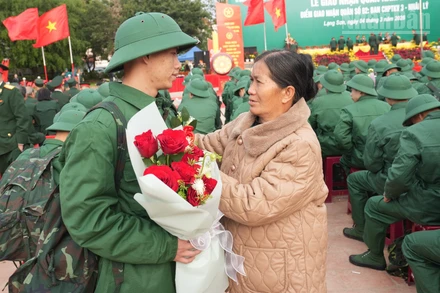 Tân binh nhập ngũ được người thân động viên.