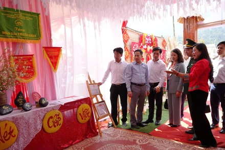 Các đại biểu chấm trang trí trại của các thôn trên địa bàn xã Ba Sơn tại Ngày hội.