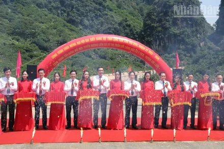 Các đồng chí lãnh đạo tỉnh Lạng Sơn cắt băng khánh thành tuyến đường. 