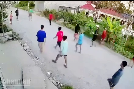 Camera nhà dân ghi hình ảnh học viên cai nghiện bỏ trốn. 