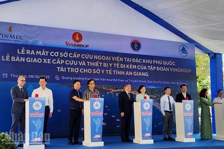 Đại biểu thực hiện nghi thức ra mắt Cơ sở Cấp cứu ngoại viện chuẩn quốc tế đầu tiên tại Việt Nam ở Phú Quốc.