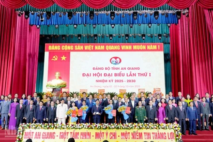 Ban Chấp hành Đảng bộ tỉnh An Giang lần thứ I, nhiệm kỳ 2025-2030 ra mắt Đại hội. (Ảnh: Ban tổ chức Đại hội cung cấp).