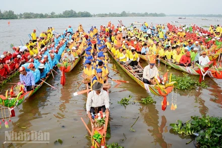 Các đội đua ghe ngo về dự Ngày hội Văn hóa, Thể thao và Du lịch đồng bào Khmer tại xã Gò Quao, tỉnh An Giang. 