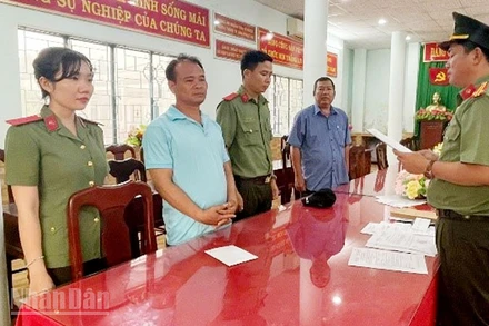 Điều tra viên tống đạt các quyết định khởi tố vụ án, khởi tố bị can, thực hiện lệnh bắt bị can để tạm giam đối với Trần Văn Tiếng (thứ 2, từ trái qua).