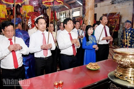 Lãnh đạo tỉnh An Giang dâng hương Anh hùng dân tộc Nguyễn Trung Trực trước khi bước vào phiên trù bị Đại hội đại biểu Đảng bộ tỉnh lần thứ I, nhiệm kỳ 2025-2030. (Ảnh: PHƯƠNG VŨ)