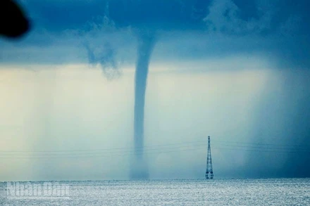 Vòi rồng xuất hiện trên vùng biển Phú Quốc.